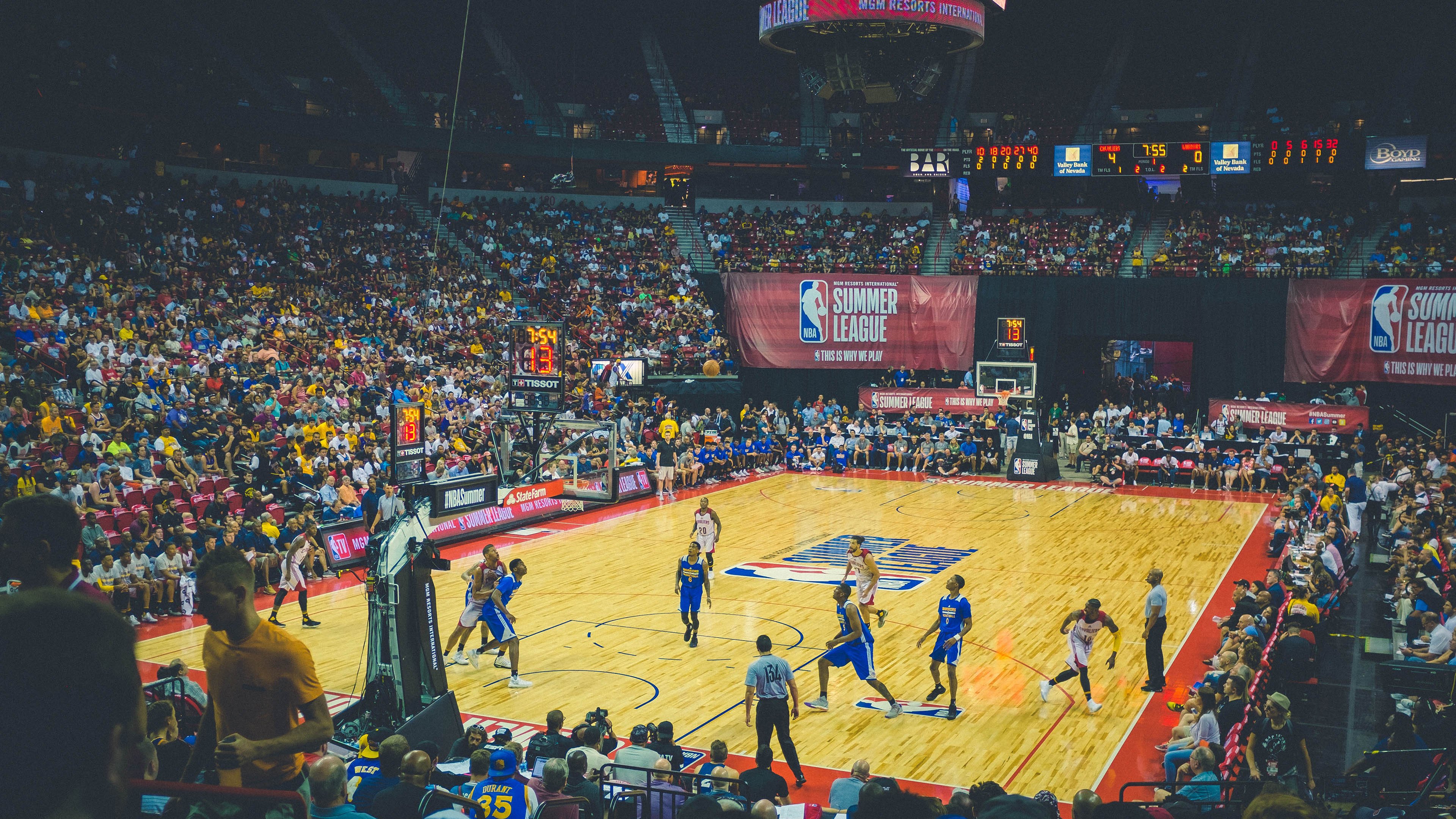 当安哥拉节奏席卷安菲尔德,卢卡库却在NBA季后赛暴扣?体育次元壁的荒诞与狂欢